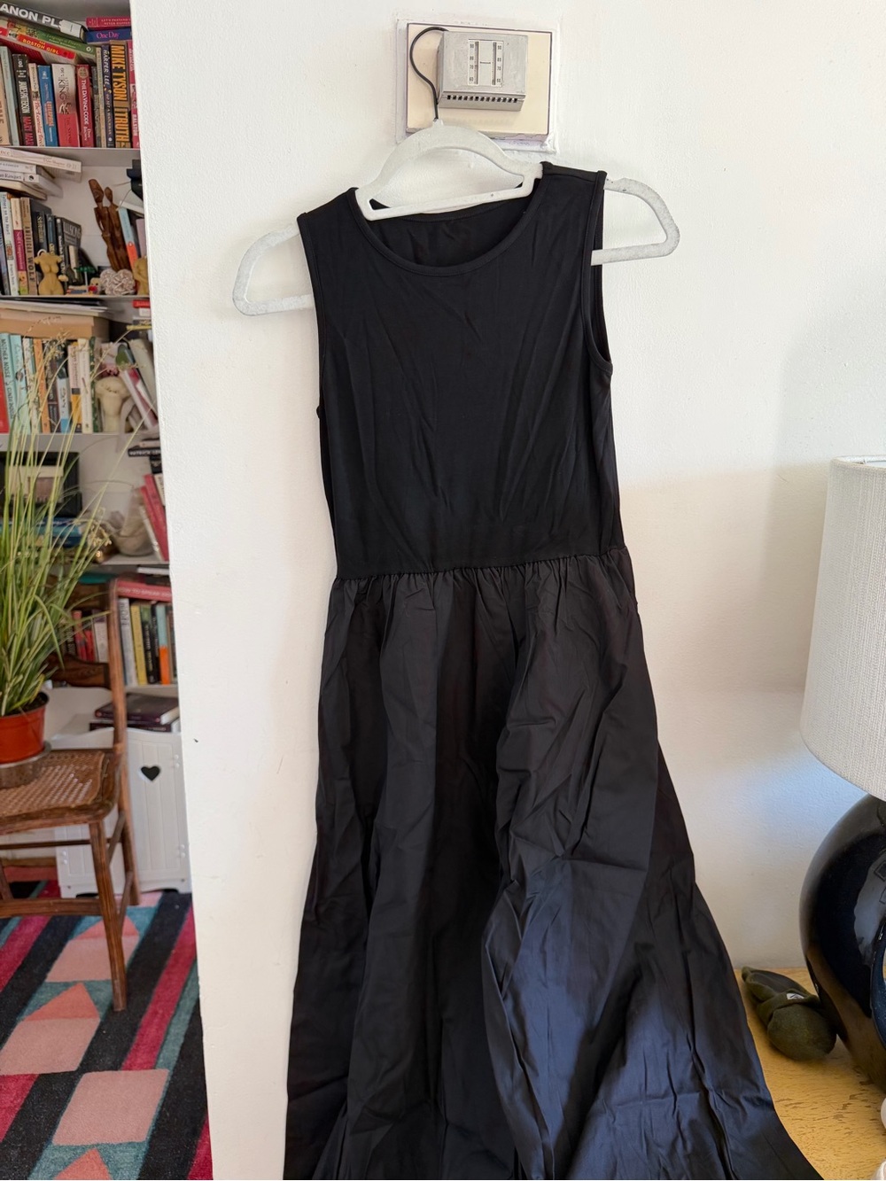 Commense Leisure Crewneck Classic Black Sleeveless Midi Dress